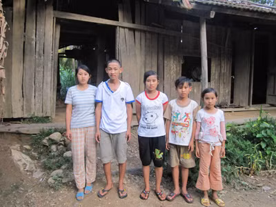Lanh (thứ nhất, từ trái qua) và các em