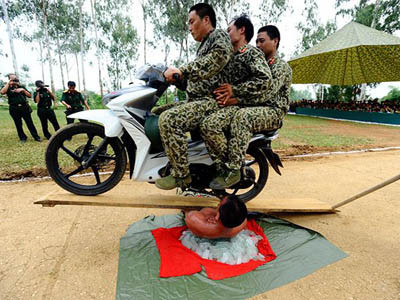 Đặc công phô diễn cơ thể mình đồng da sắt