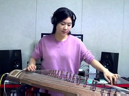 Thiếu nữ chơi nhạc Rock bằng đàn tranh