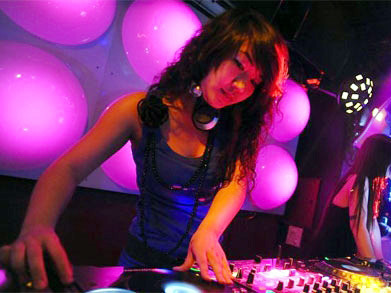 Theo chân một DJ nữ đi bar