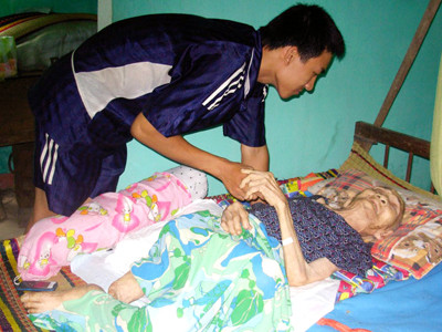 Chàng sinh viên 10 năm phụng dưỡng Mẹ Việt Nam anh hùng