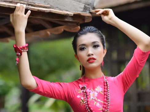 Lệ Hằng mang hương mùa hè về cùng áo dài