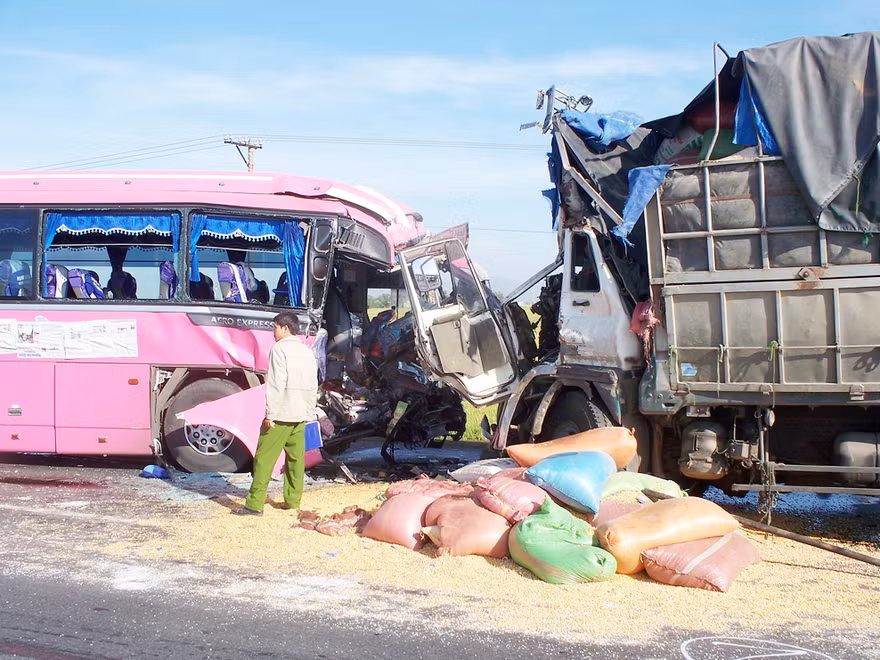 Xe tải đâm xe khách, 37 người thương vong
