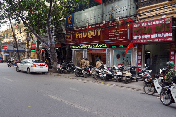 Phố Trần Nhân Tông khá vắng vẻ. Ảnh chụp lúc 15h ngày 28-2