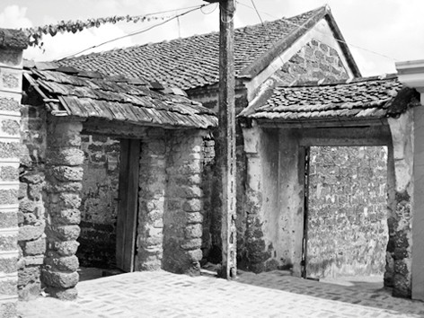 Sống khổ trong làng cổ