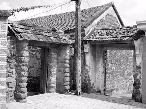 Sống khổ trong làng cổ