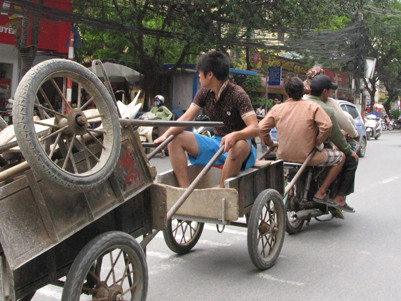 Xe máy chở bốn, kéo ba giữa Hà Nội