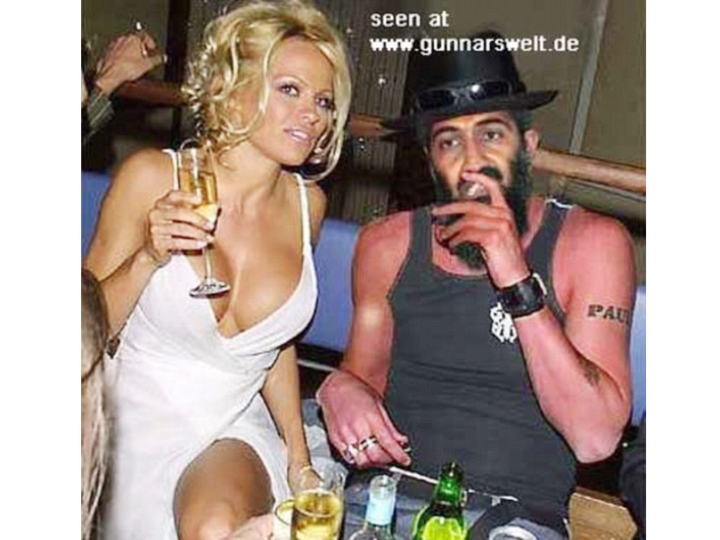 Bin Laden... vui vẻ trong quầy bar