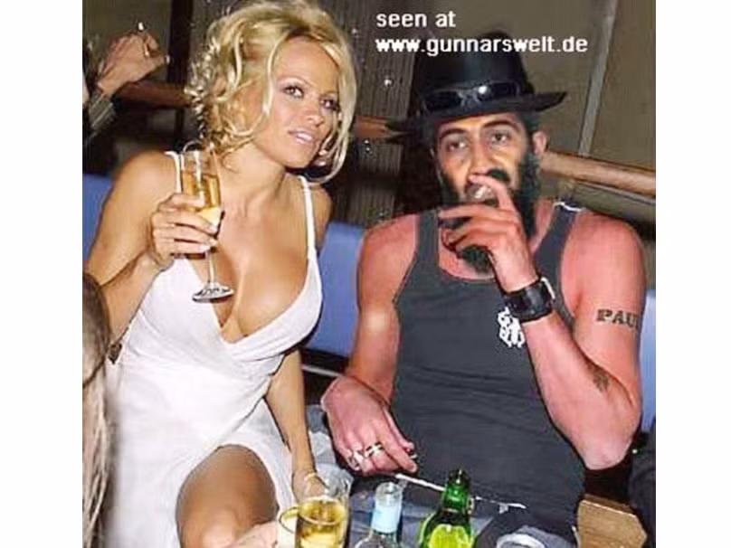Bin Laden... vui vẻ trong quầy bar