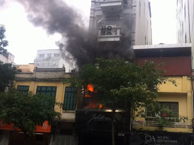 Cửa hàng cho thuê váy cưới cháy ngùn ngụt