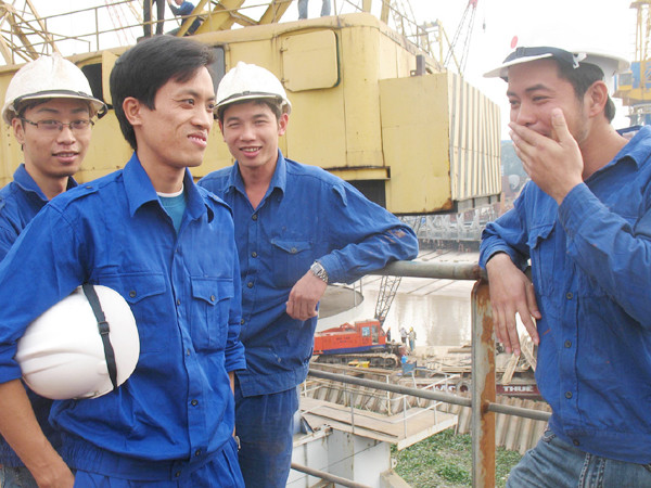 Phút thảnh thơi của thợ trẻ tại công trường Ảnh: Hải Yến