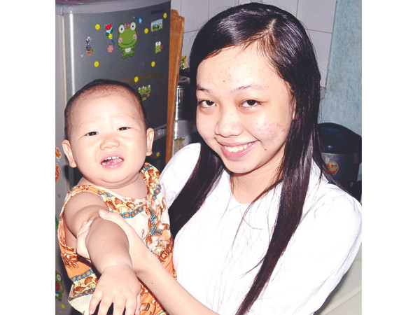 Tân thủ khoa chuyên giúp mẹ chăm trẻ