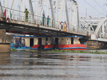 Xà lan chở 1.000 tấn xăng mắc kẹt dưới cầu