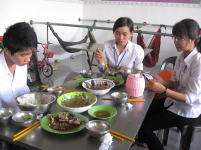 Thí sinh ở xa được miễn phí cơm trưa và chỗ nghỉ