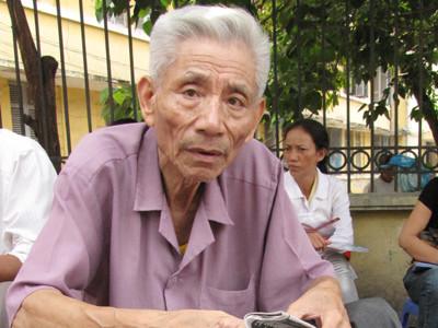 Ông Trọng chờ cháu trước trường thi. Ảnh: Tuấn Nguyễn