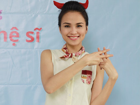 Hoa hậu Diễm Hương nấu cơm ở viện dưỡng lão