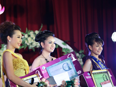 Nguyễn Thị Tuyết Anh đăng quang Hoa khôi Đại học Luật