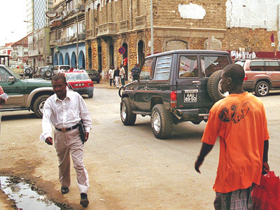 Người Việt mưu sinh ở Angola: Giàu sang & nước mắt