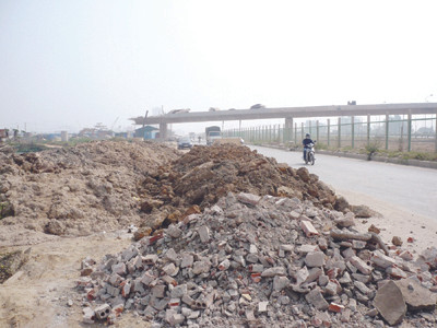 Phế thải án ngữ gần một nửa làn đường gom đoạn trước công trình nhà Mễ Trì