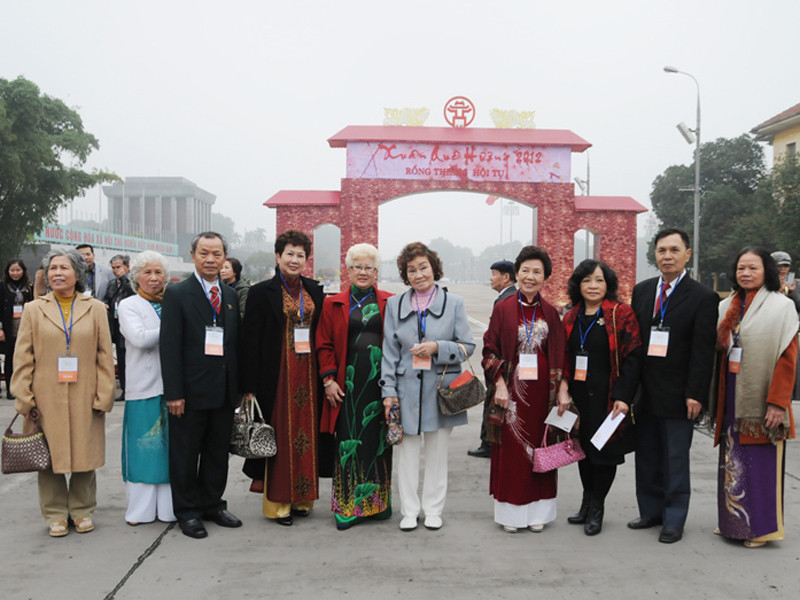 Hàng trăm kiều bào về dự Xuân Quê hương