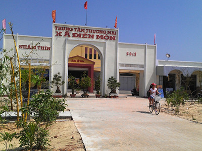 Xây chợ tặng làng