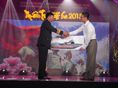 Tặng xuồng cứu hộ cho Trường Sa