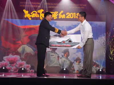 Tặng xuồng cứu hộ cho Trường Sa