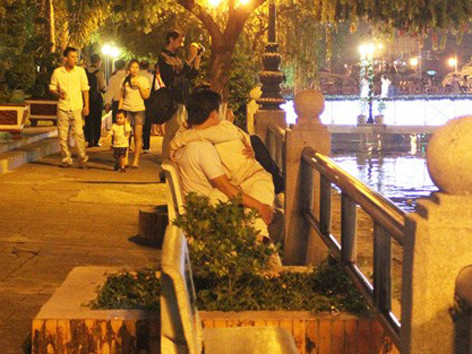 Phản cảm teen Sài thành yêu 'bạo' nơi công cộng