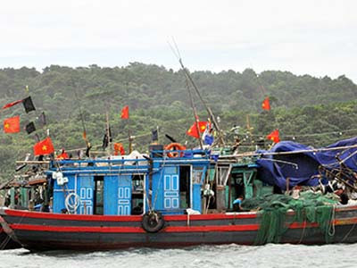 Theo thuyền vượt sóng, thả câu đêm trên vịnh Bắc Bộ