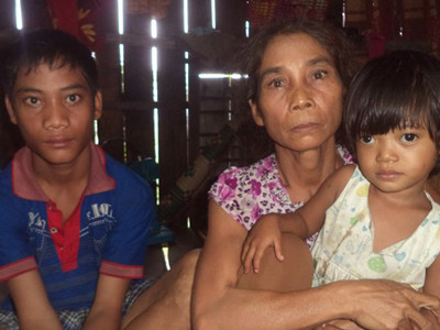 Để súng cướp cò bắn trúng mông hàng xóm