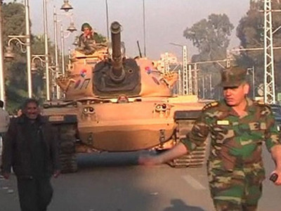 Triển khai xe tăng quanh dinh tổng thống Ai Cập