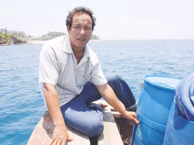 Anh Mai Phụng Lưu với con tàu trở về sau khi bị phía Trung Quốc bắt lần thứ 3 tháng 4-2010