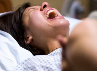 Chết cả mẹ lẫn thai nhi khi rặn đẻ