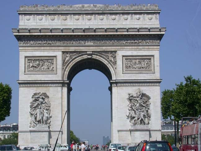 Khải Hoàn Môn phải sơ tán vì cảnh báo có bom