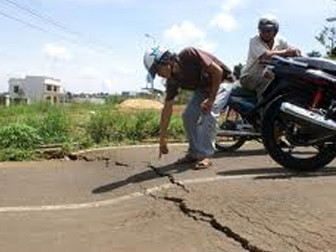 Di dời dân khỏi khu vực nứt đất
