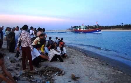 Tắm biển, 3 học sinh bị sóng cuốn trôi