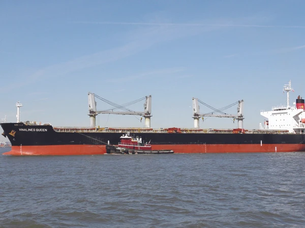 Tàu Vinalines Queen trong một lần cập cảng