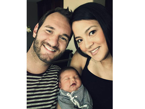 Ảnh gia đình hạnh phúc chàng trai không chân tay