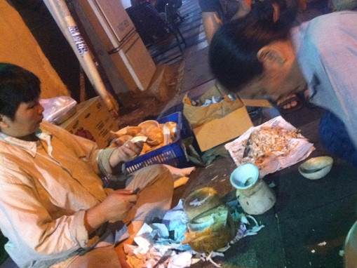 Dừa phế thải thành... mứt tết