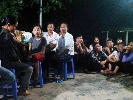 Đông đảo người dân thương xót cháu bé, tò mò đến xem vụ việc