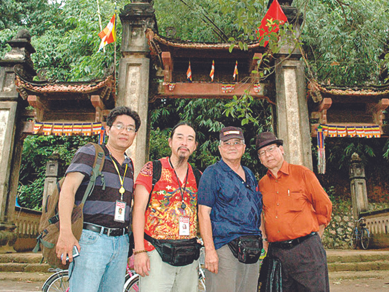 Tám lần khóc của người sáu mươi năm xa xứ