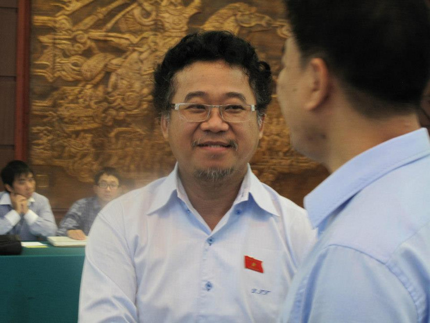 Đại biểu Đặng Thành Tâm bên hành lang Quốc hội