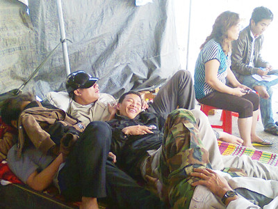 Nông dân dựng lán chờ đòi nợ nhà máy