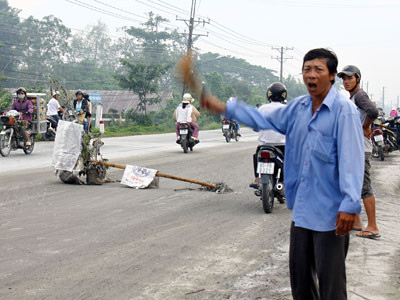Người dân đứng đường báo quốc lộ trơn trượt