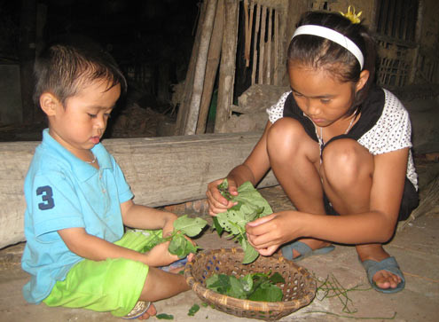 Bé 12 tuổi chăm ông mù lòa