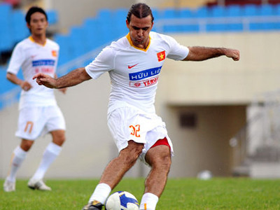 Nợ lương, bầu Trường vẫn chơi ngông bỏ tiền tỷ mua cầu thủ