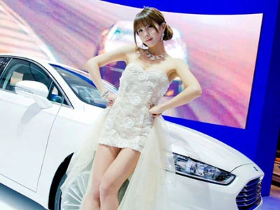 Cô dâu xinh đẹp bên xế hộp