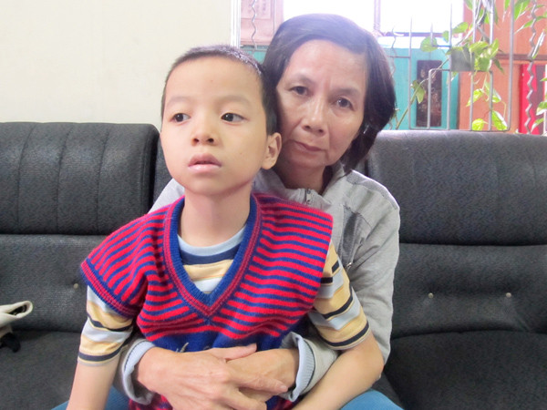 Mẹ nghèo nhìn con chờ chết