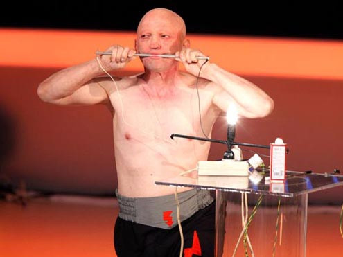 'Người pin' phóng điện, nấu chín xúc xích