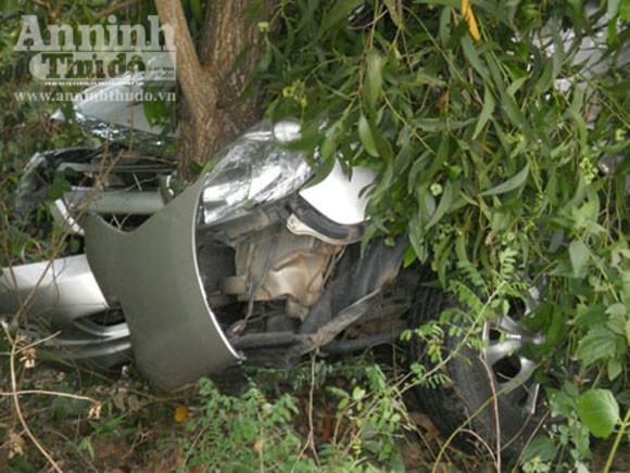 Xe lao vực, 4 người bị thương